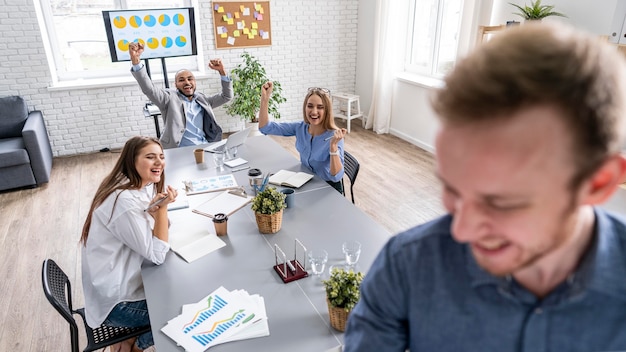 Impactul unei săli de conferință bine echipate asupra productivității echipei
