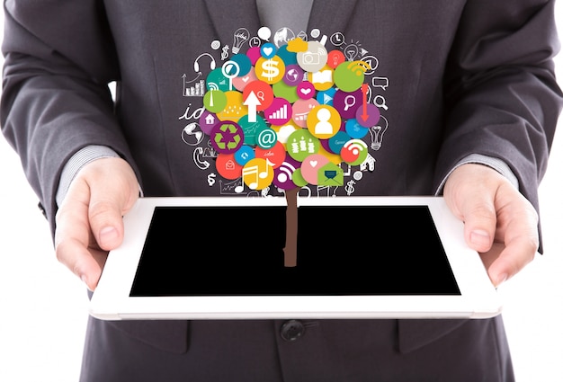 Integrarea digital signage cu rețelele sociale pentru engagement maxim