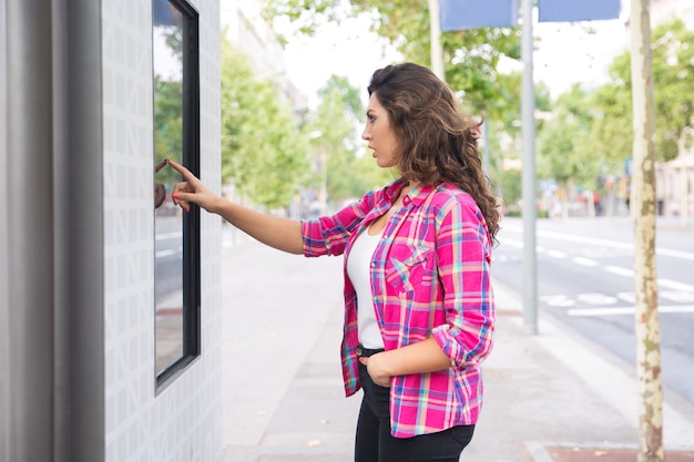 Diferențele între ecranele de digital signage pentru indoor și outdoor