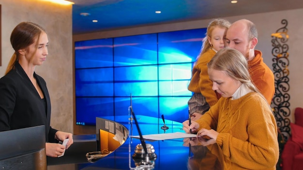 Cum poate un videowall să îmbunătățească experiența clienților într-un magazin