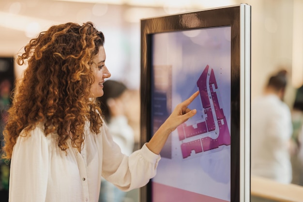 Cum se implementează un sistem digital signage într-un hotel